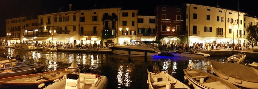 Hafen von Lazise bei Nacht