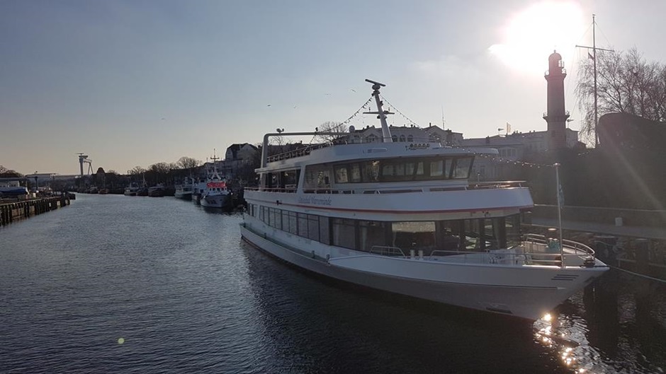 Warnemünde, Alter Strom mit Ausflugsschiff